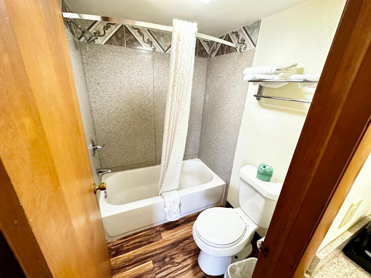 Regency Inn Iola Экстерьер фото