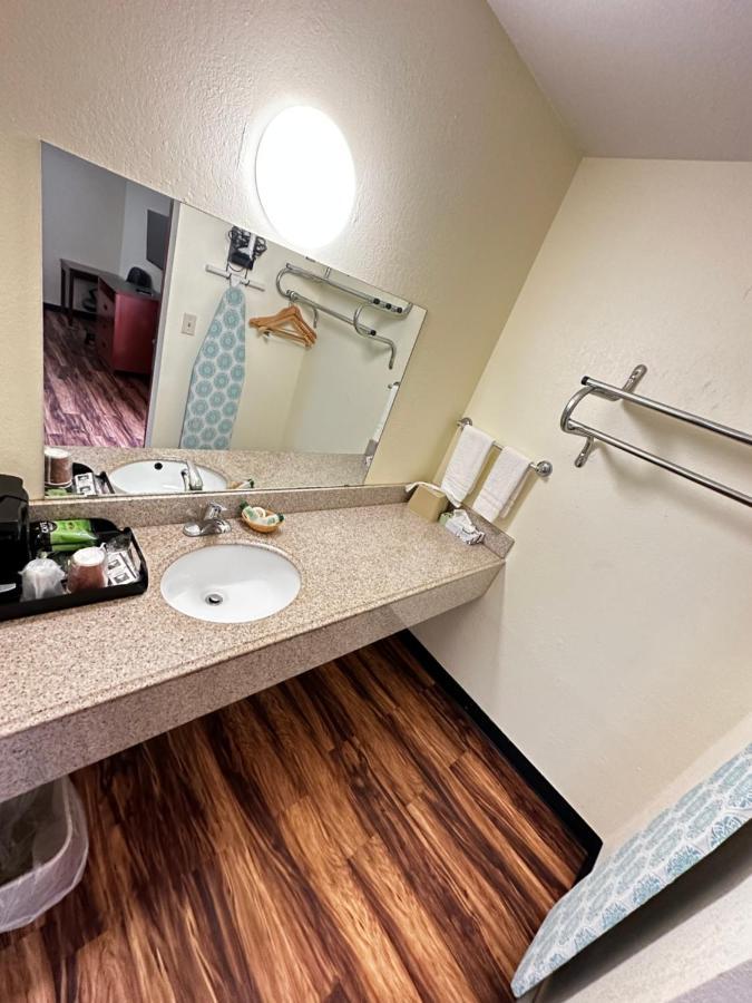 Regency Inn Iola Экстерьер фото